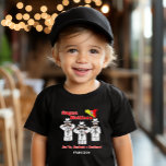 Funny Småbarn Sicilian Sstickmaffiatyper T Shirt<br><div class="desc">Vi presenterar vår siksamma svarta lilla småbarn - en lekfull nod till Sicilianska humor och kulturarv! Den här roande skjortan visar tre charmerande maffiafigurer i manar i vitt kostym och fedorahattar. Den röda ordalydelsen säger djärvt: "Sugnu Siciliano..nun vio, nun sentu, e nun parru, " humoristiskt översatt till "Jag är sicilian....</div>