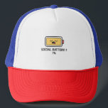 Funny Social-batteri 1 % Tecknad Keps<br><div class="desc">Känns socialt dränkt? Det här superskojet tecknad-stil "Social Battery: 1%" T-shirt fångar humöret perfekt! Den här designen är perfekt för själar, socialt ängsliga själar eller alla som behöver en roligt för att säga: "Jag har slut på energi!" Underbar för avslappnader, gåvor eller bara vivening i stil. Finns på en rad...</div>