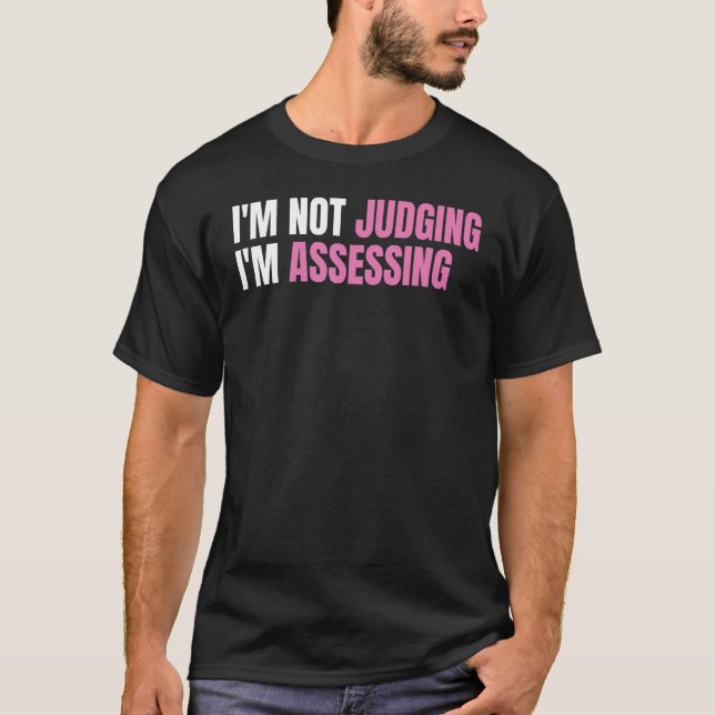 Funny Social Worker I'm not judging I'm Assessing T Shirt (Framsida)