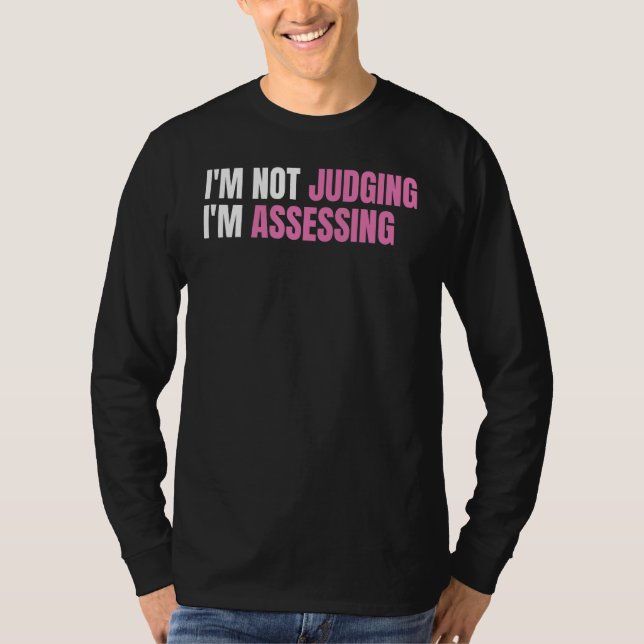 Funny Social Worker I'm not judging I'm Assessing T Shirt (Framsida)