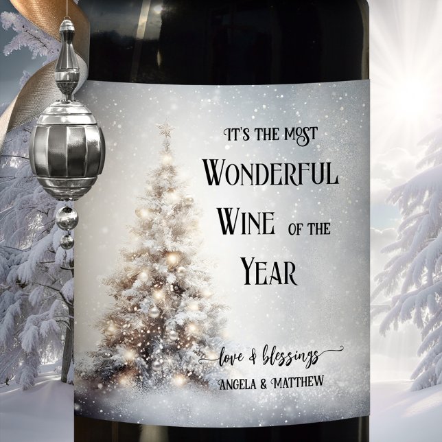 Funny Sparkling Snö Julgran Vinflaska Etikett (Funny Christmas wine label featuring a Christmas tree with sparkling lights and tiny snowflakes)