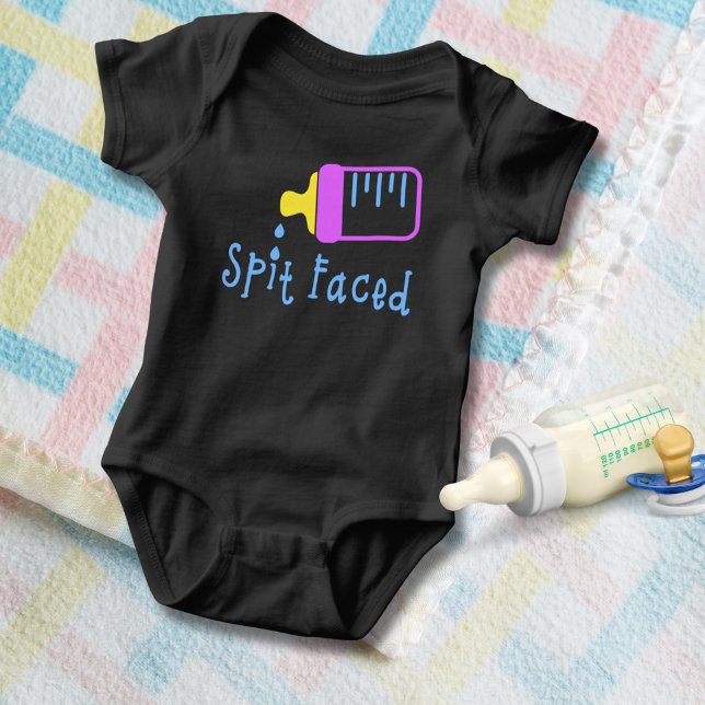 Funny Spit Faced Baby Bodykostym T Shirt (Skapare uppladdad)