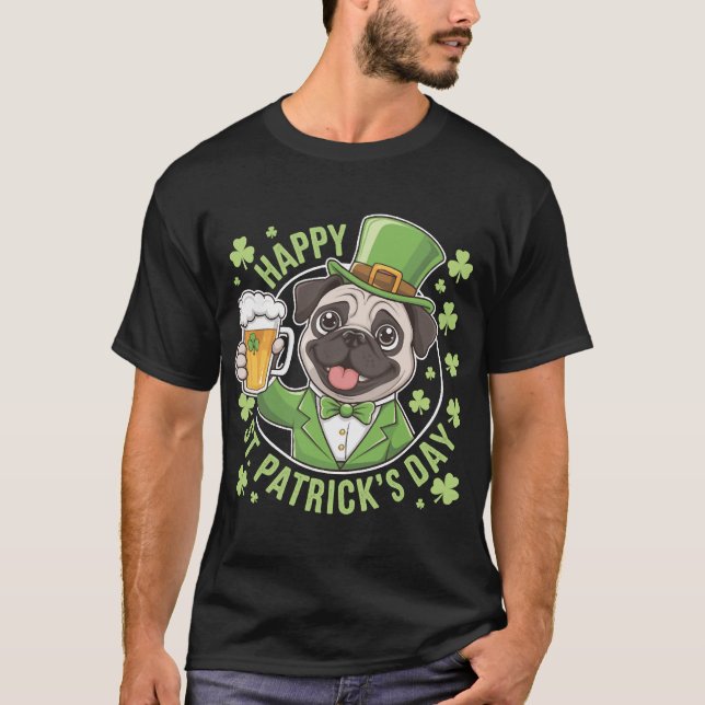 Funny St. Patrick�s Day Pug with Beer Mug T Shirt (Framsida)