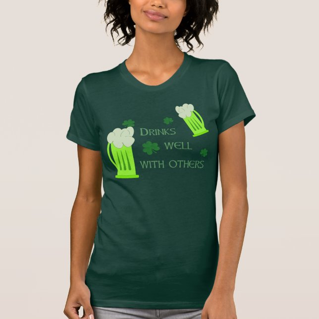 Funny St patricks day Drinks well Shirt T-shirt (Framsida)
