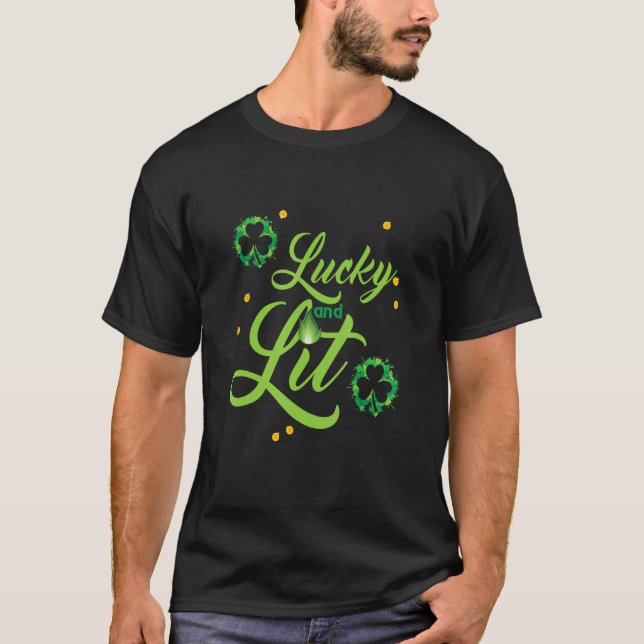 funny St Patrick's quote LUCKY AND LIT cool St Pat T Shirt (Framsida)
