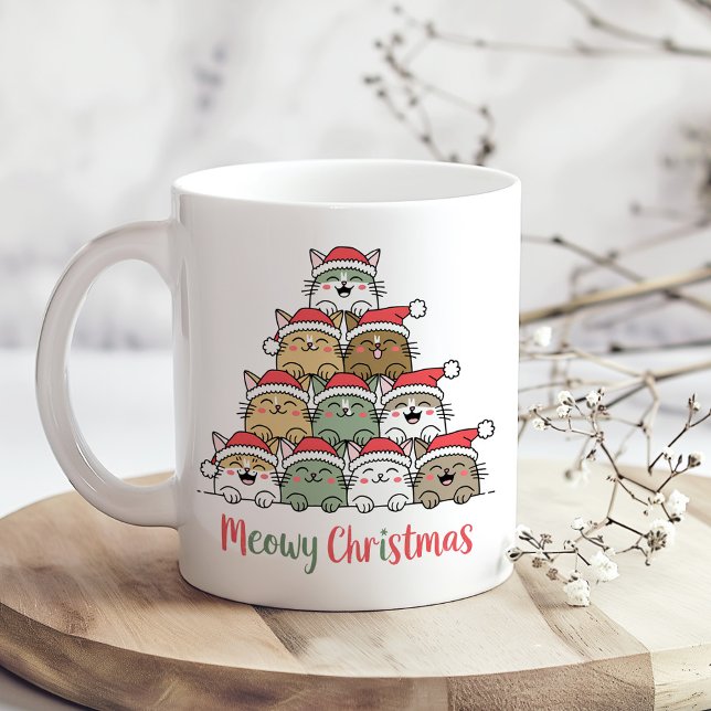 Funny Stacked Cats Meowy Christmas Tree Kaffemugg (Funny Stacked Cats Meowy Christmas Tree Coffee Mug on wooden kitchen table)