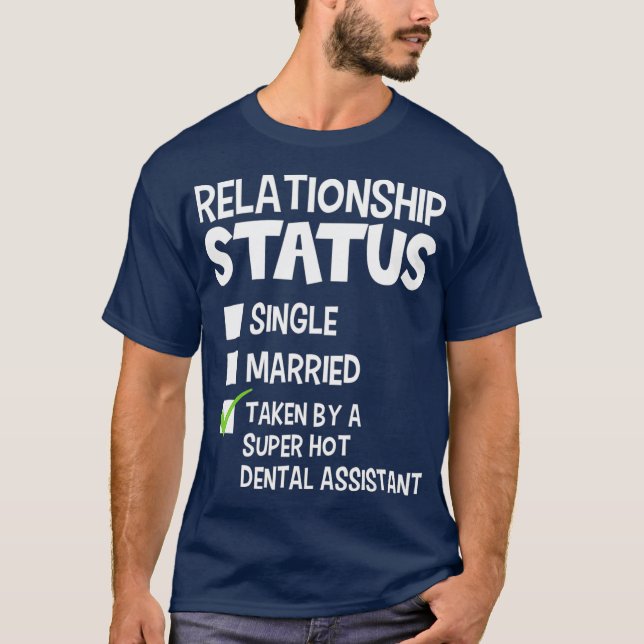 Funny status för hans och hennes Gift Dental Assis T Shirt (Framsida)