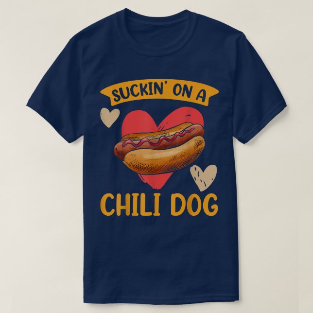 Funny Suckin på en Chili Hund Hett Hund Foodie Äls T Shirt (Design framsida)