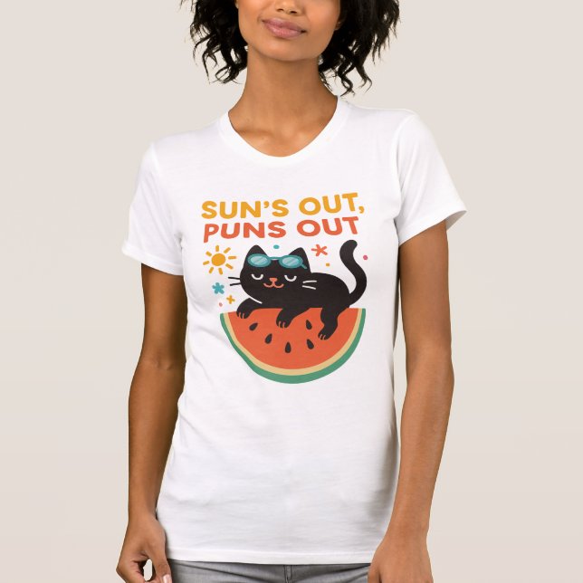 Funny Summer Cat T-Shirt – "Sun’s Out, Puns Out"  (Framsida)