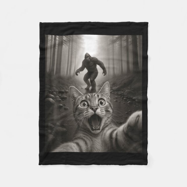 Funny Surprised Ed Cat Selfie With Bigfoot Sasquat Fleecefilt (Framsidan)