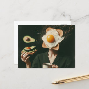 Funny Surreal Eggs och Toast Breakfast Woman Vykort