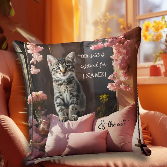 Funny Sweet Kitten Rosa Kudde (A funny romantic pillow featuring a kitty on a pink swing bench with flowers - Valentine's Day)