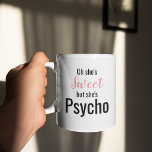 Funny Sweet men Psycho | Cute Mugg<br><div class="desc">Lustigt citat som beskriver honarten. Utformning av rosa som kan vara personlig till färg efter eget val. "Hon är Sweet men hon är Psycho."</div>