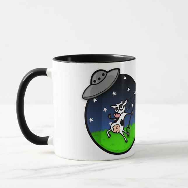 FUNNY TECKNAD COW ALIEN ABDUCTION RINGER MUGG (Vänster)