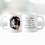 Funny Tiger Kung fu Fars dag Pappa Birthday Gift Kaffemugg<br><div class="desc">I mugg finns en kinesisk teckning av en tiger 虎 i konstnärligt kalligrafiformat, som delvis är som en tiger svan, och en söt liten tiger praktiserar Kung fu i förgrunden. I den kinesiska traditionen har tigern inte bara blivit en symbol för mod, lycka och makt, utan man säger också att...</div>