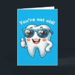 Funny Tooth Birthday Kort<br><div class="desc">Ett roligt tandfödelsedagskort med en rolig tandtand med solglasögon med tummarna på framsidan. Meddelandet på insidan har en rolig tandpun men kan redigeras om du vill. Det skulle göra ett lustigt födelsedagskort för tandläkaren,  tandhygienist osv. i ditt liv.</div>