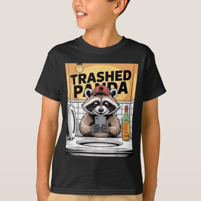 Funny Trashed Panda Raccoon Gets Drunk  T Shirt (Framsida)