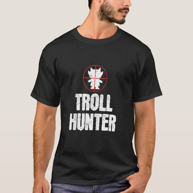 Funny Troll Hunter Aiming Troll Älskare T Shirt (Framsida)