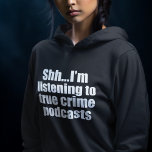 Funny True Crime Podcast Fläkt Hoodie<br><div class="desc">Jag lyssnar på sann kriminell podradios. Seriell mördarfixering? Den här roliga poddsändningslyssnaren humor har en svettskjorta med har du täckte. Prata inte med mig medan jag lär mig mord eller att arbeta som podcaster som berättar om brottslingar och kriminologi.</div>
