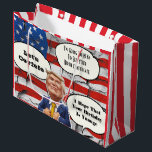 Funny Trump Birthday<br><div class="desc">En lustig födelsedagspresent med Trump som säger: "Jag kommer att behöva se ditt födelsebevis" "Låt oss Covfefe" och sist,  men inte minst.. "Jag hoppas att din födelsedag är Yuuge" gör din gåva utåtriktad och mottagarens gigg.</div>