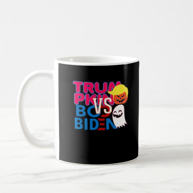 Funny Trumpkin Vs Boo Biden Halloween-designklass Kaffemugg (Vänster)