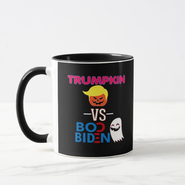 Funny Trumpkin Vs Boo Biden Halloween-designklass Mugg (Vänster)