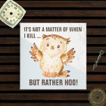 Funny Uggla Pun | Comical Sarcasm Magnet<br><div class="desc">Det handlar inte om när jag dödor,  utan snarare om HOO! Superskojets kylmagneter som varnar för den nära förestående domedagen hos dem som vågar till kor. Cute baby uggla sänder ut budskapet högt och tydligt. Må de alla hålla er undan tills kaffet har blivit gjort.</div>