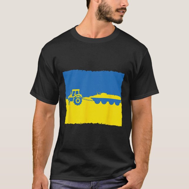 Funny Ukraine Farmer Tractor Steals A Russian Tank T Shirt (Framsida)