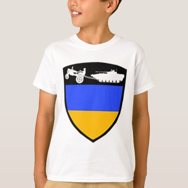 Funny Ukraine Farmer Tractor Towing Tank Meme  T Shirt (Framsida)