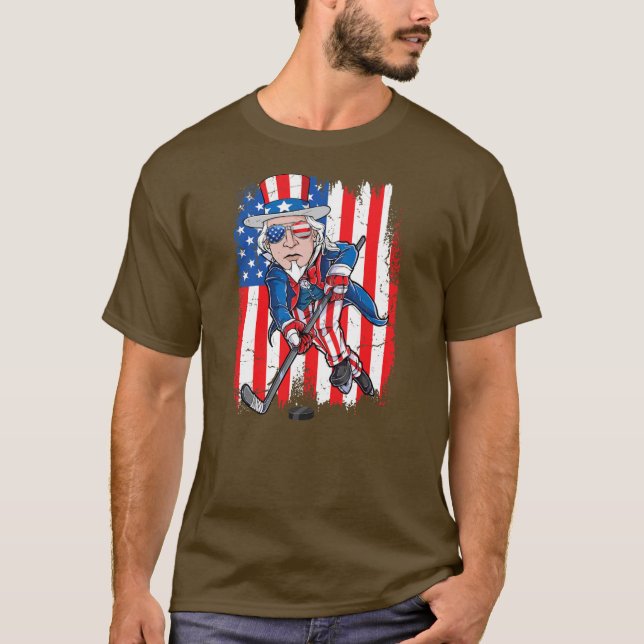 Funny Uncle Sam Playing Ice Hockey American Flag T Shirt (Framsida)