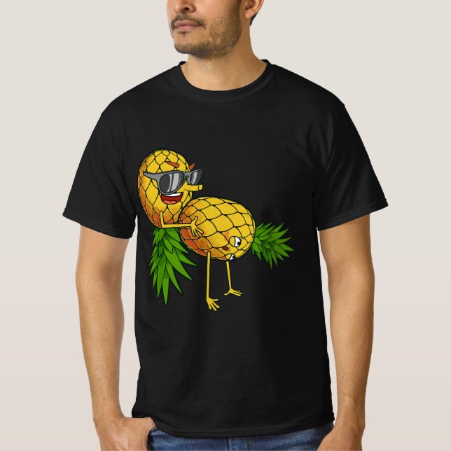 Funny Upside Down Pineapple Swinger Gift For Women T Shirt (Framsida)