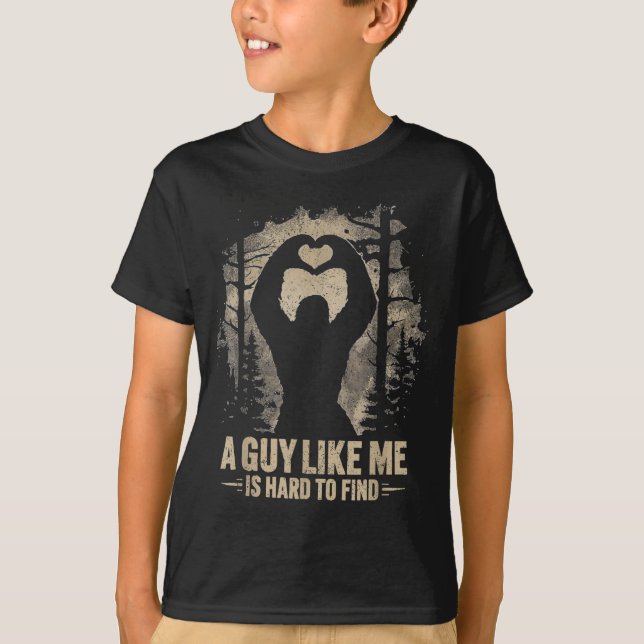 Funny Valentine Bigfoot Heart A Guy Like Me Is Har T Shirt (Framsida)
