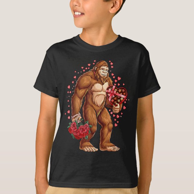 Funny Valentines Day Bigfoot Heart Love Sasquatch  T Shirt (Framsida)