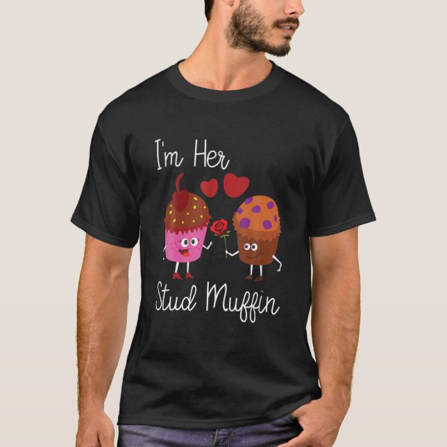 Funny Valentine's Day I'm Her Stud Muffin Couples T Shirt (Framsida)