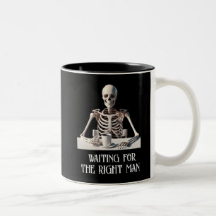 Funny "Väntar på Höger Man" Skeleton Två-Tonad Mugg