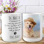 Funny Veterinär Personlig Pet Photo Kaffemugg<br><div class="desc">Överraska din favoritveterinär med den här toppen söta och roliga veterinären mugg. "Om någon annan var min veterinär skulle jag tugga upp deras stetoskop, backa på deras golv och leta upp dig!" En underbar veterinär tackar dig för presenten från husdjuren. Gör en perfekt från hund! Anpassa med foto av hund...</div>