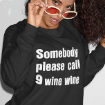 Funny Vin Akut Modern Typografi T Shirt<br><div class="desc">Det är ett AKUT! Ring 9 vin vin! Den roliga vin-älskare-tröjan gör att du märker det. Det är en underbar party-tröja och konversationsstarter. Det kan till och med ge dig ett glas vin! Här i vit fet text på en svart tröja. Andra skjortor stilar och färg finns tillgängliga. Gör en...</div>