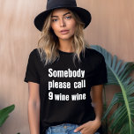 Funny Vin Akut Modern Typografi T Shirt<br><div class="desc">Det är ett AKUT! Ring 9 vin vin! Den här roliga vin-älskare-skjortan får dig att märka. Det är en underbar party-tröja och konversationsstarter. Det kan till och med ge dig ett glas vin! Här i vit fet text på en svart skjorta. Andra skjortor stilar och färg finns tillgängliga. Gör en...</div>