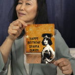 Funny Vintage Drama Queen Birthday Kort<br><div class="desc">Vårt anpassade "Grattis på födelsedagen Drama Queen" lägger till ett personligt drag till detta platta hälsningskort, skapar det som en perfekt för dramatudrottarna i ditt liv. Vare sig de drar sig tillbaka i strålkastarljuset eller bara kärlek ett bra skrattar, så kommer det här födelsedagskortet säkert att ge leenden och glädje...</div>