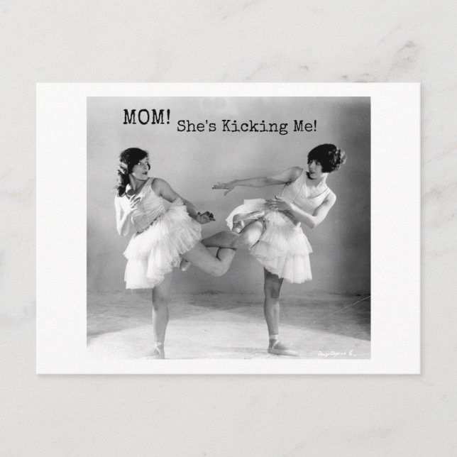 Funny Vintage Sisters Kicking Me Dance Vykort (Framsida)