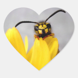 Funny Wasp Sticker Hjärtformat Klistermärke
