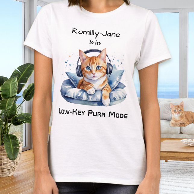 Funny Watercolor Cat Humor Personlig T Shirt (A funny personalized t-shirt with picture of a cat chilling out with headphones)