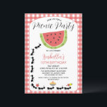 Funny Watermelon Ants Picnic Birthday-inbjudan Inbjudningar<br><div class="desc">Lustigt Watermelon Ants Picnic Birthday-inbjudan Linnfödelsedag med en stor vattenmelonbit,  myggor,  ett par mat och en röd bakgrund i mönster. Kan vara använda i vilken ålder som helst.</div>