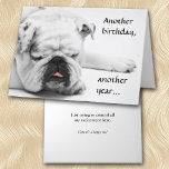 Funny White Bulldog Birthday Kort<br><div class="desc">På framsidan av det här roliga födelsekortet finns ett nära foto av en sovande vit bullhund. Den stora hund har en fot utdragen, och han vilar huvudet på den andra tass, med rosa tunga fastnar lite. Den svarta texten på sidan säger: "Ännu en födelsedag, ett år till.." I texten står...</div>