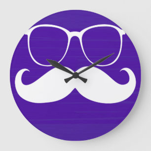 Funny White Mustache Glass på Lila Background Stor Klocka