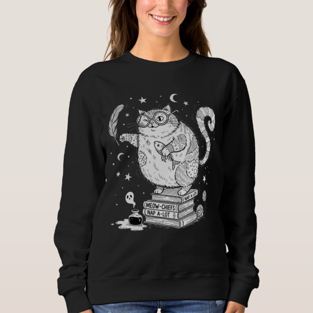 Funny Witchy Cat on Books  T Shirt (Framsida)