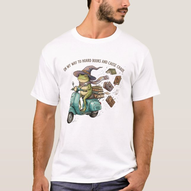 Funny Wizard Frog Hoarding Books Reading T Shirt (Framsida)