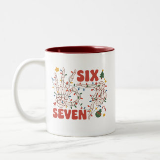 Funny Xmas 67 Skeleton Hand Six Seven Christmas Två-Tonad Mugg