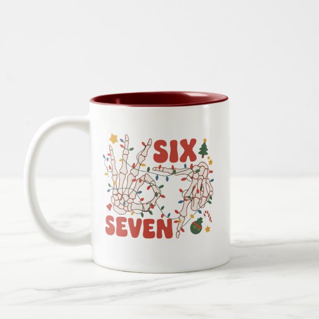 Funny Xmas 67 Skeleton Hand Six Seven Christmas  Två-Tonad Mugg (Vänster)