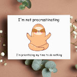 Funny Yoga Sloth Vykort<br><div class="desc">Den här kortdesignen har en underbar och lekfull kawaii-illustration av en slättare från sitta kor i en yoga-attityd med ett innehåll-uttryck på ansikte. Det humoristiska budskapet "Jag skjuter inte upp, jag prioriterar min tid att inte göra någonting" är skrivet i fetstik och lekfull typografi som kompletterar det kawaiiska estetiket på...</div>